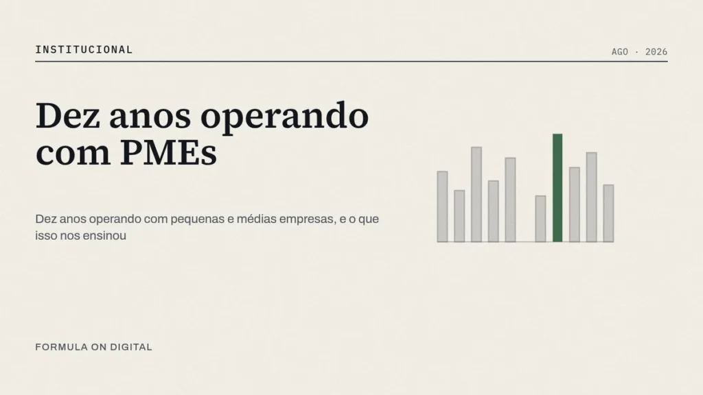 Dez marcos retangulares em progressão irregular com o intervalo central mais largo, registro de uma década de operação